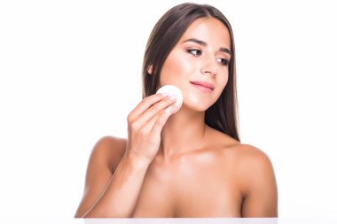 genç güzel kadın mükemmel cilt üzerinde beyaz makyaj kaldırmak