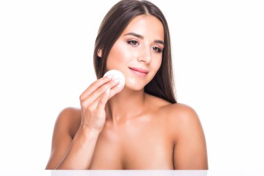 Güzellik, insanlar ve cilt bakımı kavramı - genç kadın sünger peeling ile yüz temizliği