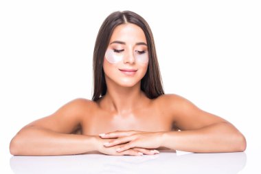 Güzel, çekici, çekici kız portresi ile çıplak omuz kullanarak kapatmak, sahip, altında düzeltme eklerini uygulamayı kapat, koyu halkalar, beyaz arka plan üzerinde refah kavramı ayakta ile mücadele