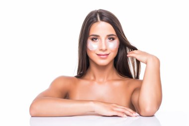 Güzel, çekici, çekici kız portresi ile çıplak omuz kullanarak kapatmak, sahip, altında düzeltme eklerini uygulamayı kapat, koyu halkalar, beyaz arka plan üzerinde refah kavramı ayakta ile mücadele