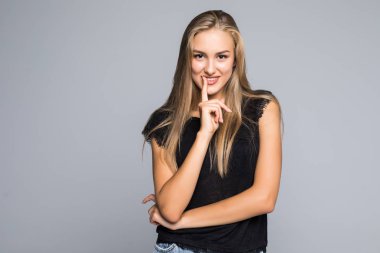 Dudak için düşünme jest parmakla gösterilen genç bayan portresi ağzı açıldı