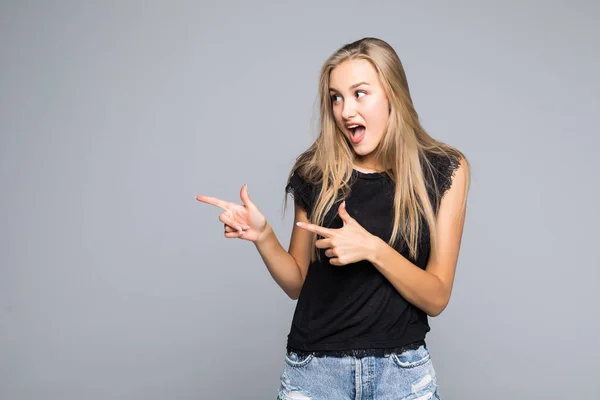 Hermosa Joven Apuntando Algún Lugar Aislada Sobre Fondo Gris —  Fotos de Stock