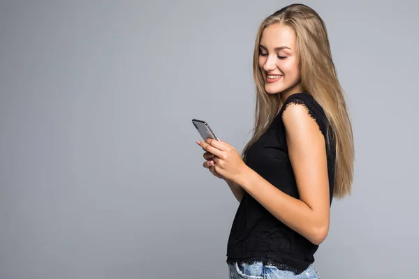 Porträtt Lycklig Ung Flicka Med Smartphone Isolerad Grå Bakgrund — Stockfoto