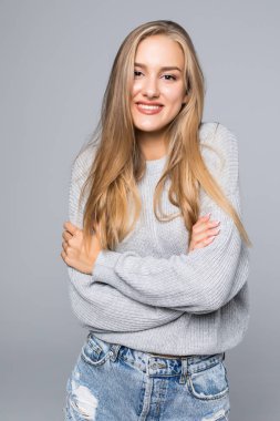 neşeli bir genç kadın kolları ile gülümseyen portresi gri arka plan üzerinde çarpı işareti.