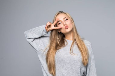 Açık ağız insanlar kişi eğlence kavramının. Oynak portre yakından komik neşeli pozitif iyimser gri arka plan boşluk üzerinde izole v-sign gösterilen dişlek gülümseme kızla heyecanlı
