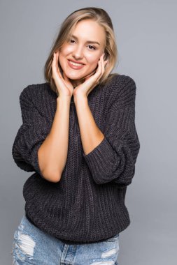 Genç kadın kameraya kafasını yana doğru seyir düşünceli bir dostu gülümseme ile yan ve kopya alanı eğik