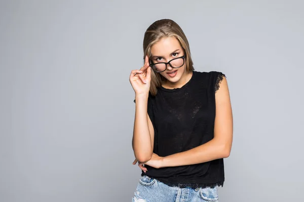 Jeune Femme Lunettes Rêvant Sur Fond Gris — Photo