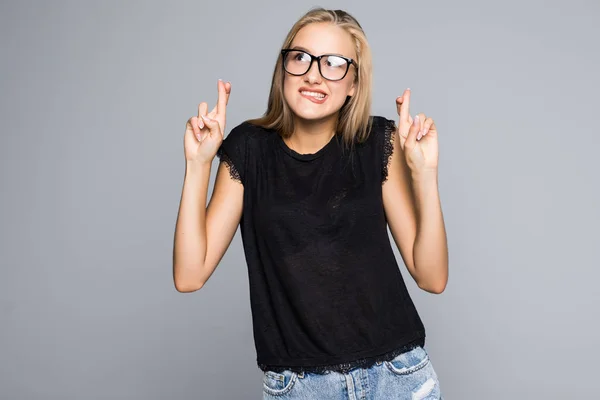 Jonge Vrouw Houdt Vingers Gekruist Hoopt Voor Goed Geluk Geïsoleerd — Stockfoto