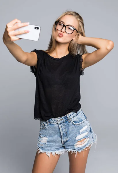 Sorrindo Jovem Fazendo Foto Selfie Smartphone Sobre Cinza — Fotografia de Stock