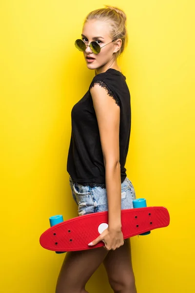 Mode Jolie Fille Cool Avec Planche Roulettes Sur Fond Orange — Photo