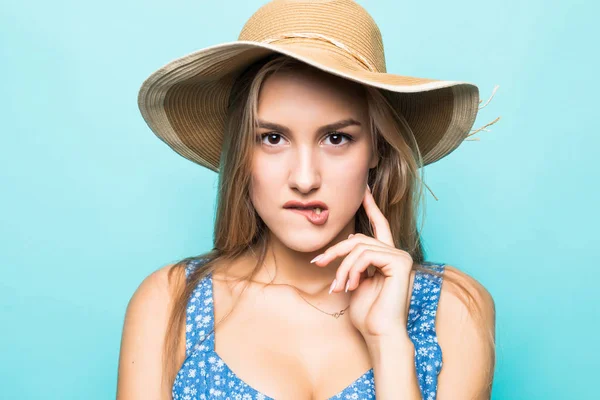 Portrait Femme Chapeau Paille Sur Fond Bleu — Photo