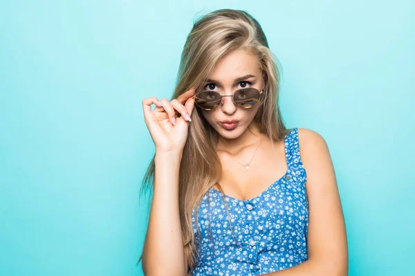 Portret Van Jonge Mooie Vrouw Zomer Hoed Zonnebril Geïsoleerd Blauwe — Stockfoto