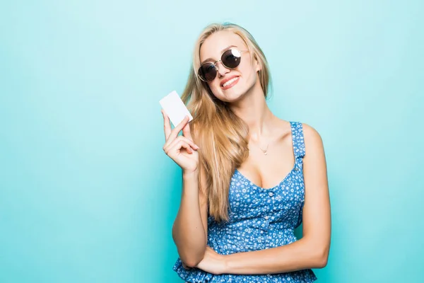 Uśmiech Uśmiechający Się Młoda Kobieta Okulary Posiadają Karty Kredytowej Niebieskim — Zdjęcie stockowe