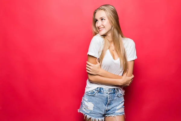 Portret Van Vertrouwen Jonge Brunette Vrouw Met Handen Gekruist Rode — Stockfoto