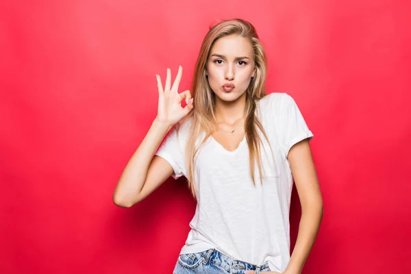 Närbild Porträtt Flicka Gestikulerande Tecken Isolerad Röd Bakgrund — Stockfoto