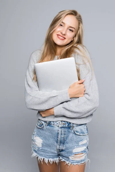 Portret Szczęśliwy Zaskoczony Kobieta Stojąc Laptopa Białym Tle Szarym Tle — Zdjęcie stockowe