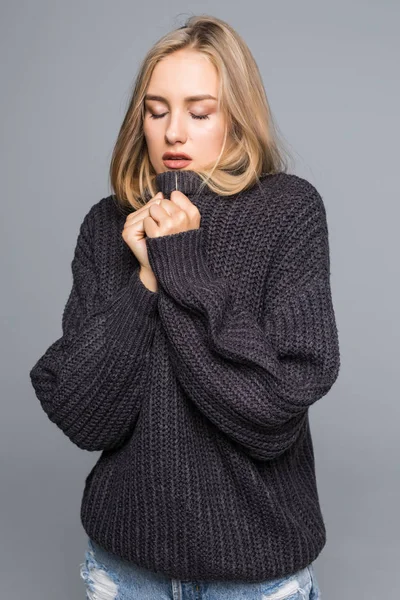 Retrato Close Uma Jovem Mulher Feliz Roupas Quentes Inverno Fundo — Fotografia de Stock