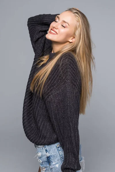 Retrato Una Hermosa Mujer Con Suéter Punto Cálido Cuerpo Sobre —  Fotos de Stock