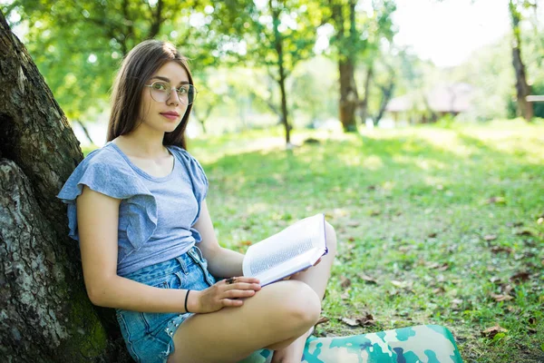 Mujer Joven Sentada Leyendo Libro Favorito Verde Gras Bajo Árbol —  Fotos de Stock