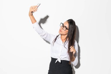 Mutlu işkadını selfie fotoğraf smartphone üzerinde beyaz yapma