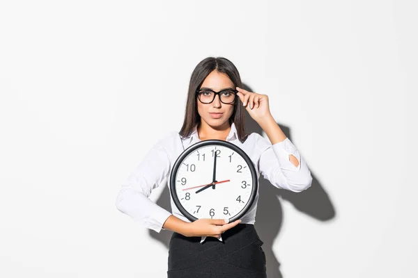 Jovem Empresária Com Rosto Surpreso Mantém Relógio — Fotografia de Stock