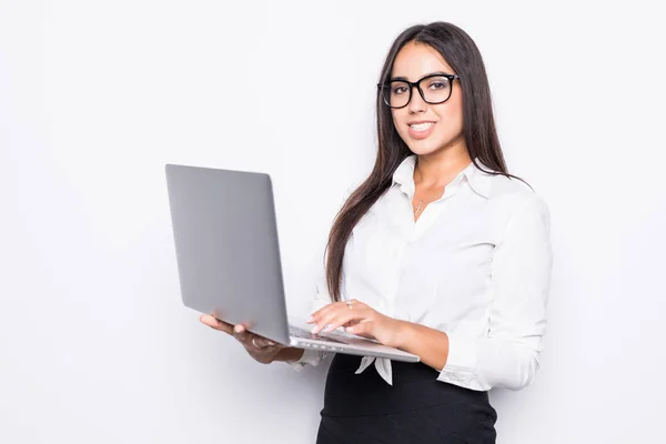 Exitosa Mujer Negocios Está Pie Sobre Fondo Aislado — Foto de Stock