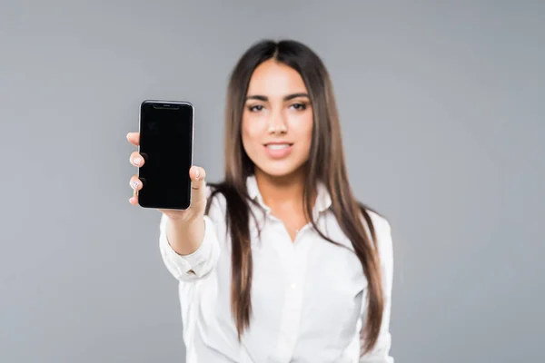 Портрет Збудженої Молодої Ділової Жінки Вказує Порожній Екран Мобільного Телефону — стокове фото