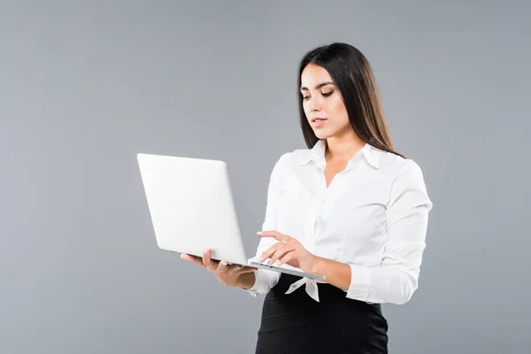 Joven Mujer Sonriente Feliz Sosteniendo Ordenador Portátil Envío Correo Electrónico —  Fotos de Stock