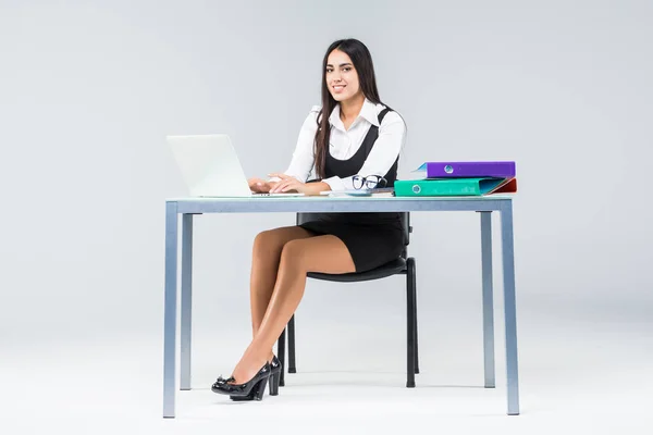 Young Business Woman Working Table Work Laptop Gray Background — Stock Photo, Image