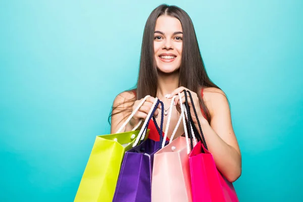 青のショッピング バッグと美しい若い女性のポートレート — ストック写真