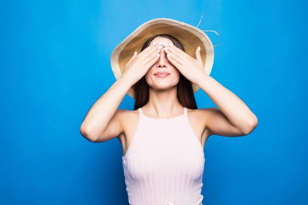 Portrait Jeune Femme Souriante Chapeau Été Couvrant Les Yeux Avec — Photo