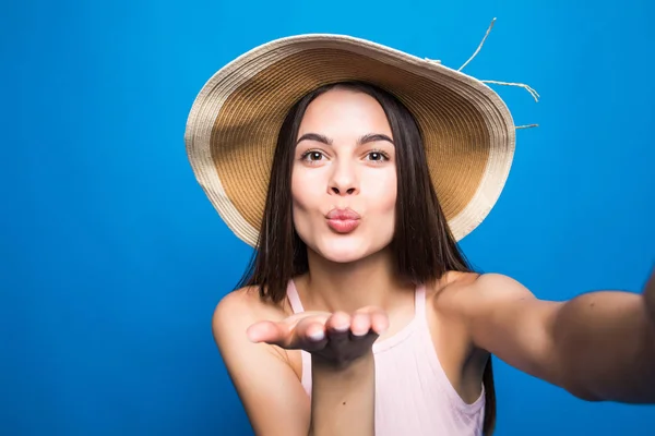 Portrait Une Femme Joyeuse Robe Chapeau Été Prenant Selfie Isolé — Photo