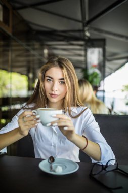 Genç kadın bir kafede kahve içme