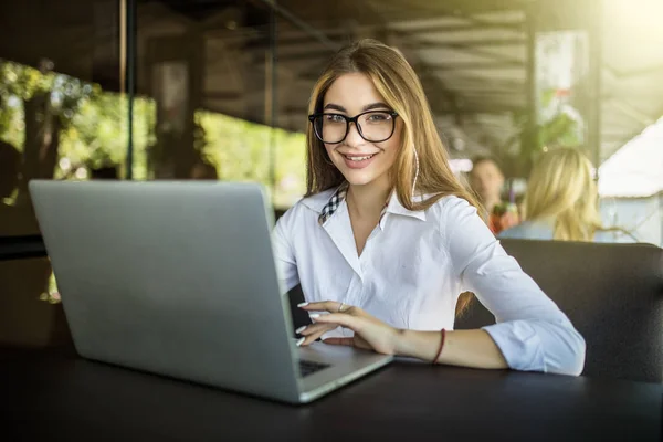 Aprovechando Las Ventajas Conexión Gratuita Hermosa Mujer Joven Gafas Trabajo — Foto de Stock