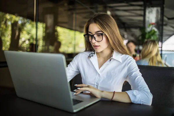 Aprovechando Las Ventajas Conexión Gratuita Hermosa Mujer Joven Gafas Trabajo — Foto de Stock