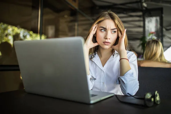 Stressée Étudiante Ayant Mal Tête Touchant Les Tempes Préparant Test — Photo