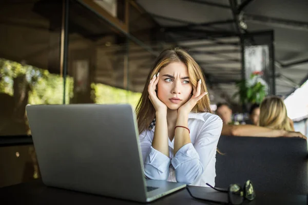 Betonade Kvinnlig Student Att Huvudvärk Röra Tempel Förbereder För Test — Stockfoto