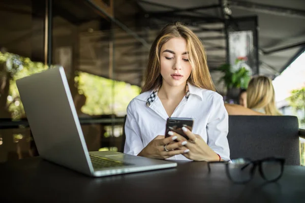 Mujer Feliz Usando Ordenador Portátil Teléfono Inteligente Cafetería — Foto de Stock