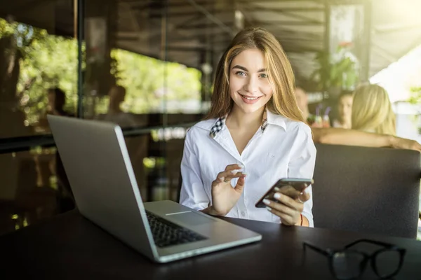 Retrato Mujer Guapa Con Pelo Rizado Cafetería Ciudad Escribiendo Teléfono — Foto de Stock