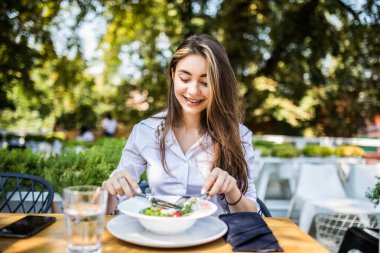 kafede tabak salata yiyen kadın