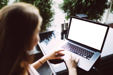 Yakın çekim dikiz masasında cep telefonu ve güler yüzlü ile genel dizüstü bilgisayar üzerinde çalışan, yazarak, ekrana bakarak genç iş kadını. Defter, onun işyerinde oturan kullanarak kadın serbest meslek