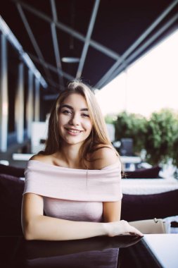 Bir kafede genç ve güzel bir kadın.