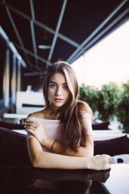 Bir kafede genç ve güzel bir kadın.