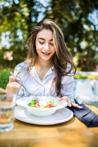 Mujer Comiendo Sabrosa Ensalada Cafetería — Foto de Stock
