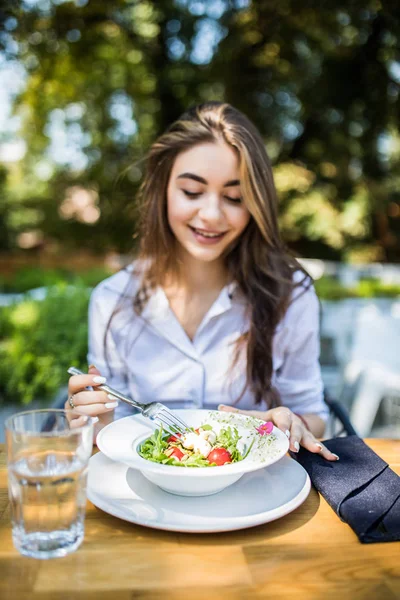 Mujer Comiendo Sabrosa Ensalada Cafetería — Foto de Stock