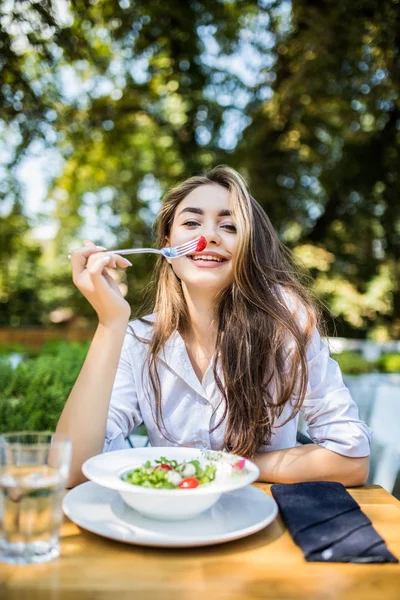 Joven Sonriente Disfruta Ensalada Verduras Frescas Cafetería Almuerza Después Del — Foto de Stock