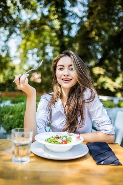 Mujer Comiendo Plato Ensalada Cafetería — Foto de Stock