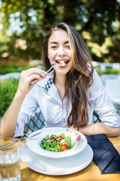 Primer Plano Joven Atractiva Mujer Comiendo Ensalada Cafetería Calle — Foto de Stock