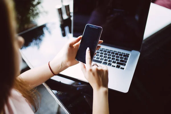 Närbild Kvinna Händer Med Mobiltelefon Och Bärbar Dator Med Tom — Stockfoto