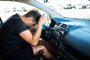 Portre portre uzun saat yolculuk direksiyonda, uyanık kalmaya çalışan, dış arka plan izole sonra onun arabayı kullanan genç yakışıklı adamla kısa dikkat süresi, yorgun.